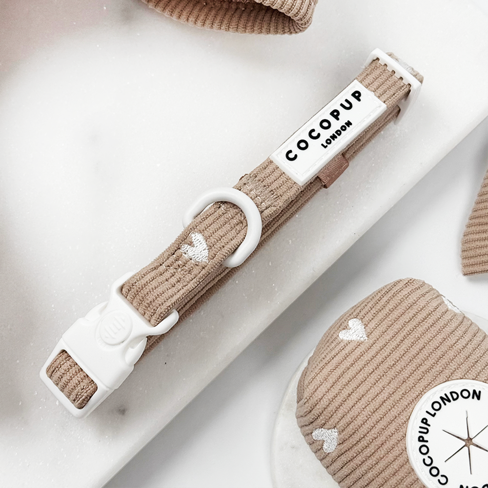 Cocopup London Chai Hearts hondenhalsband in beige ribstof met witte hartjes en witte gesp