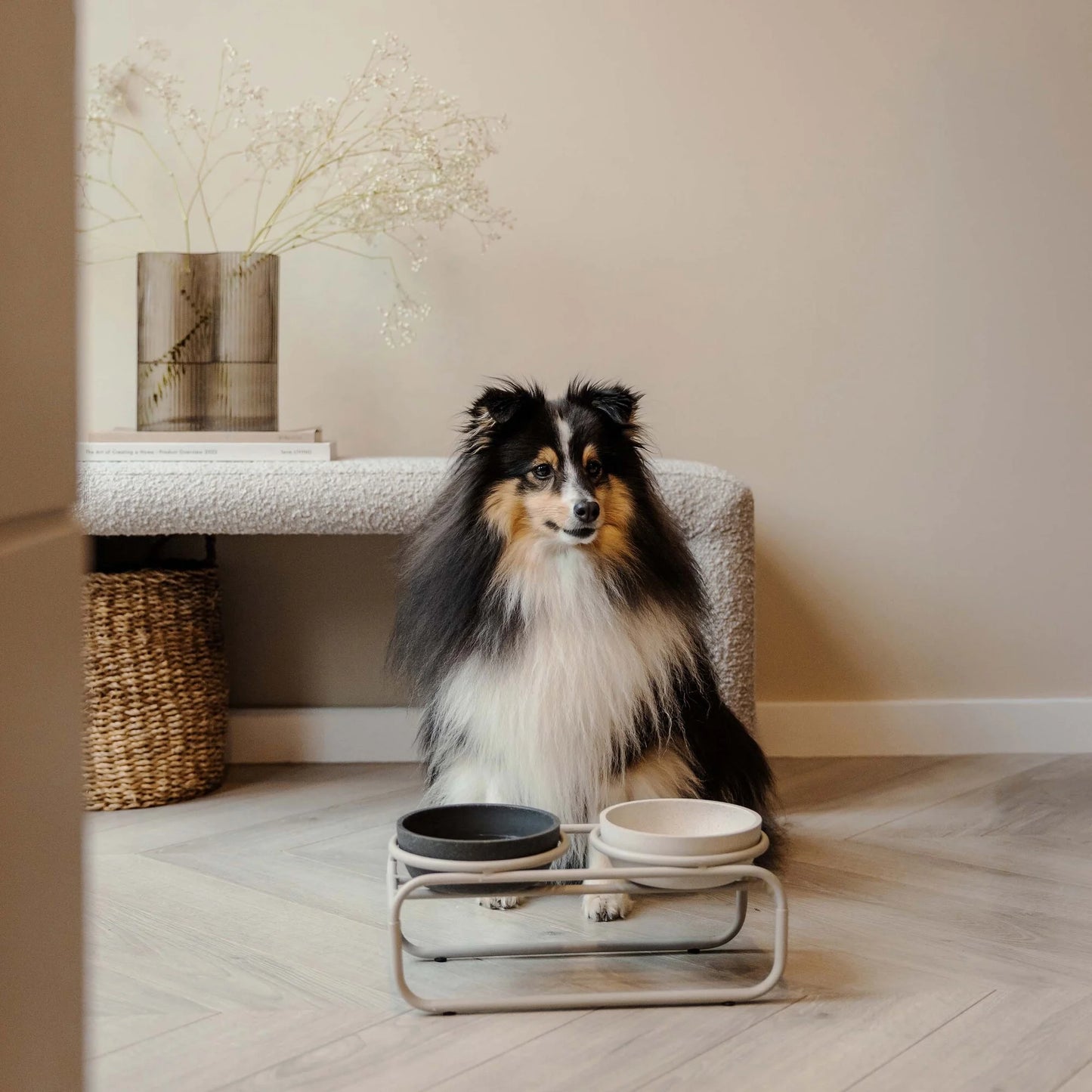 District 70 Butler Voerbakstandaard – Verhoogd eten met stijl Beige