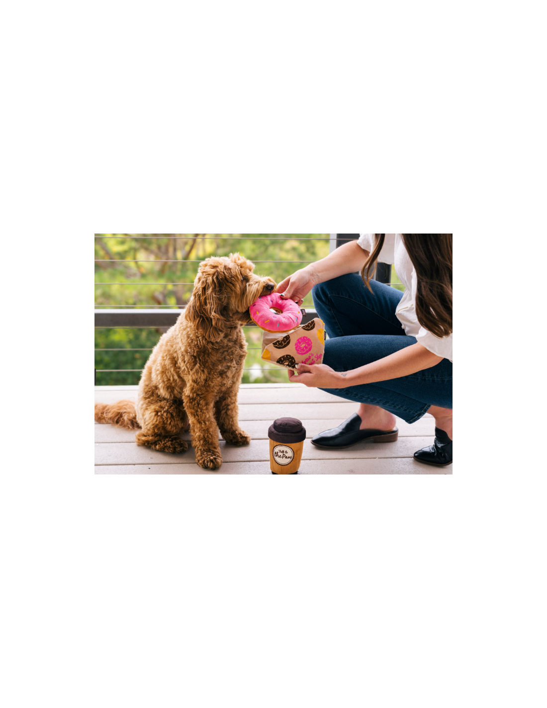P.L.A.Y. Pup Cup Café Doughboy Donut - Pluche Hondenspeeltje met 2 Piepers