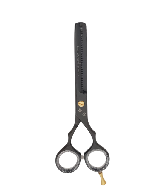 Effileerschaar Black Edge 15,5 cm (6″) enkelzijdig – mat zwart satin steel met stelschroef, demper, silicone inzetringen en pinksteun