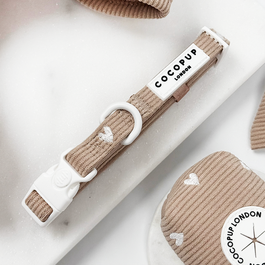Cocopup London Chai Hearts hondenhalsband in beige ribstof met witte hartjes en witte gesp
