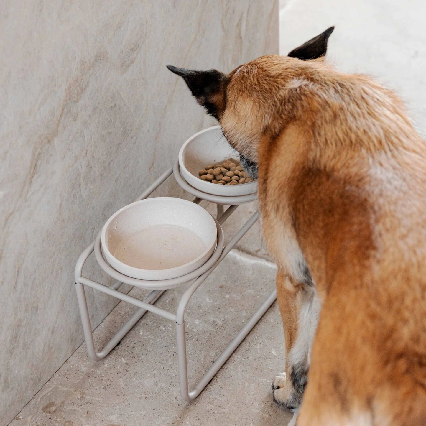 District 70 Butler Voerbakstandaard – Verhoogd eten met stijl Beige