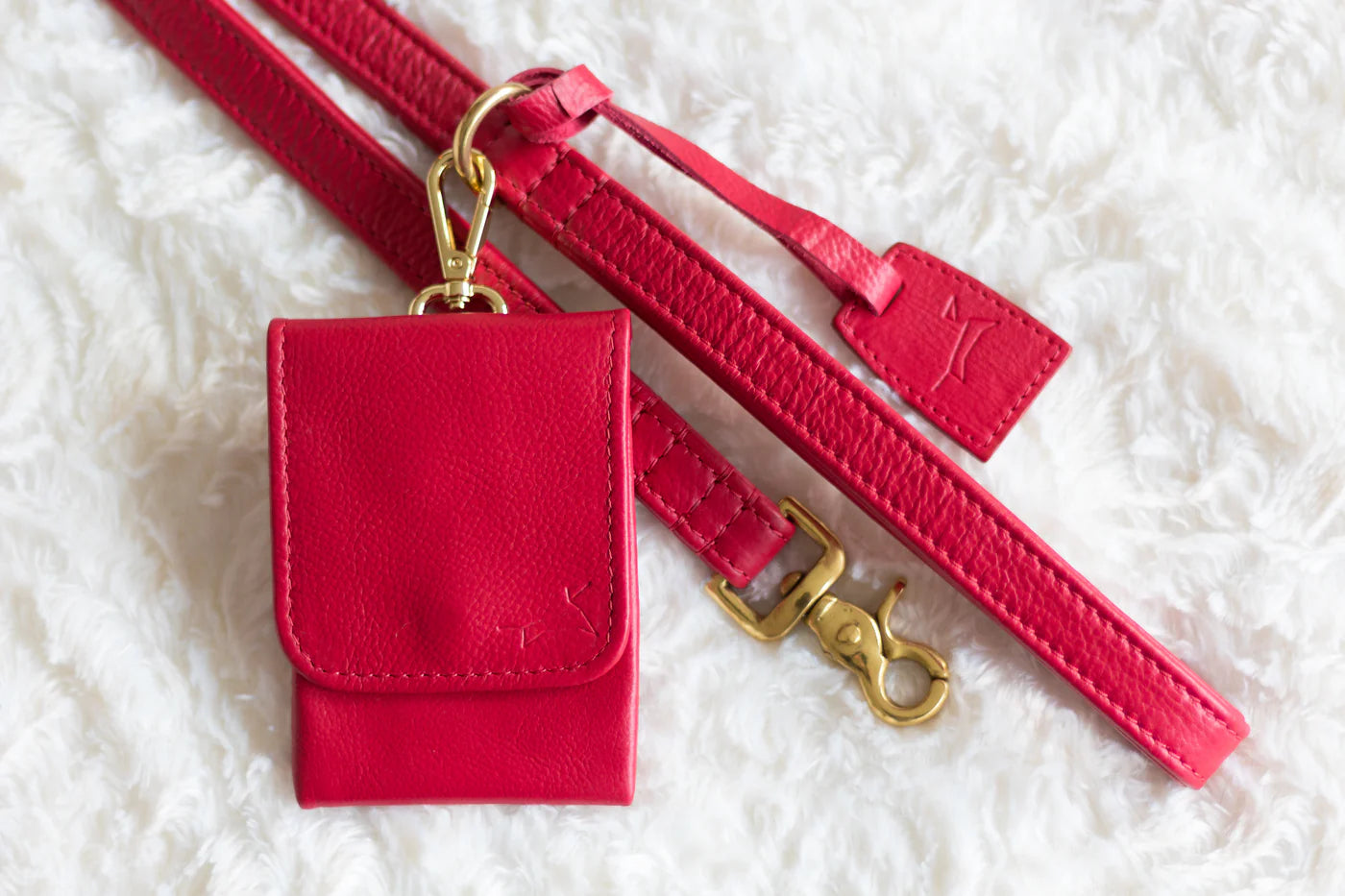 The Dog Musthaves Hondenlijn – Klassiek Royal Red met messing afwerking