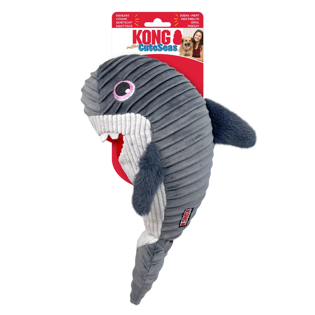 KONG CuteSeas Rufflez Shark M/L zacht pluche hondenspeeltje in haaivorm met ribbelstructuur en pieper.