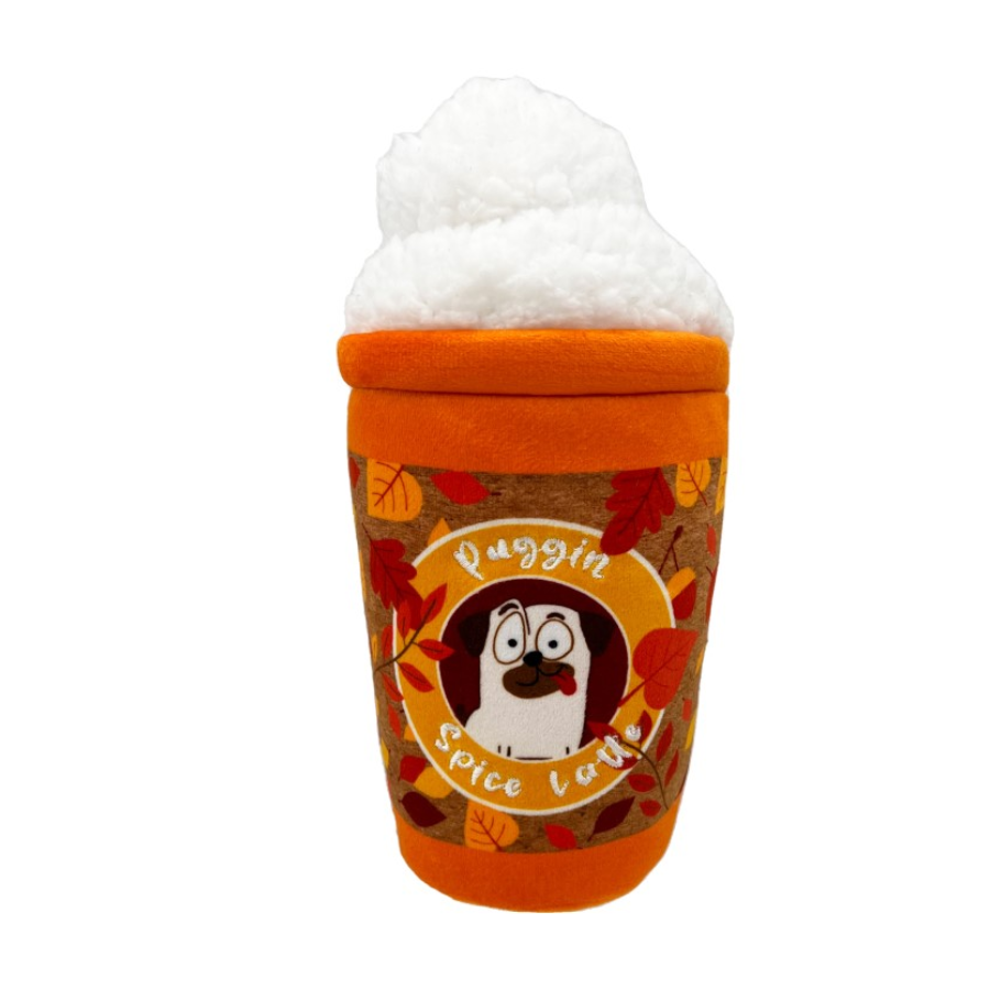 Lulubelles Power Plush Puggin Spice Latte pluche hondenspeeltje in koffiebekervorm met pieper, verkrijgbaar in small en large.