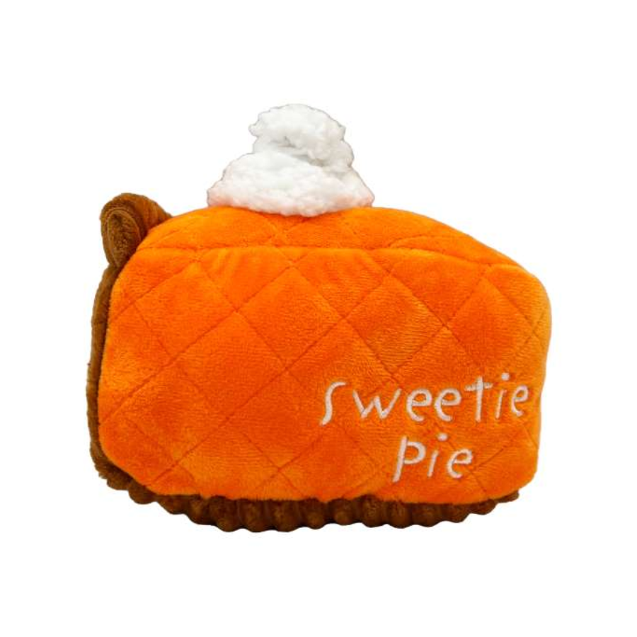 Lulubelles Power Plush Punkin Pie pluche hondenspeeltje in pompoentaartvorm met pieper, verkrijgbaar in small en large.