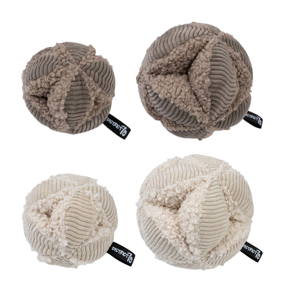 District 70 BOBBY snuffelbal voor honden van ribstof en teddy stof voor mentale stimulatie.