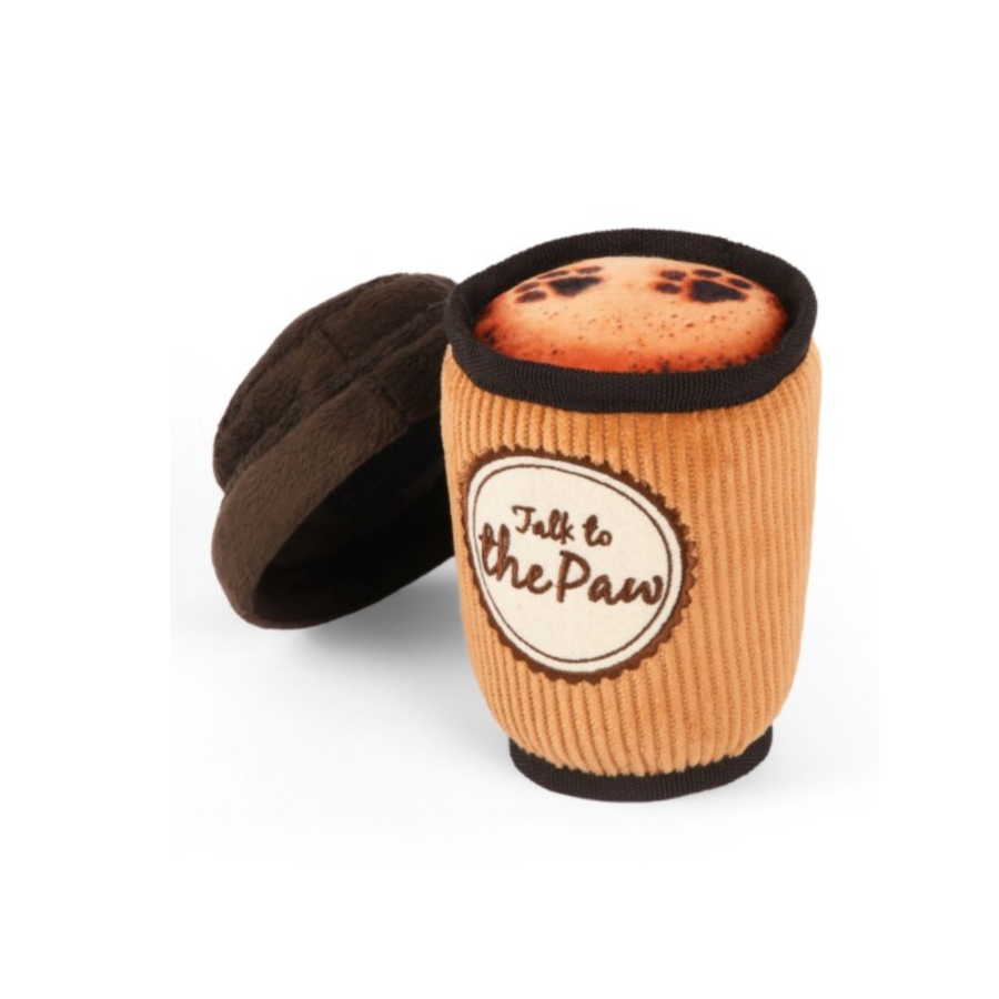 P.L.A.Y. Pup Cup Café Doggo’s Java pluche hondenspeeltje in de vorm van een to-go koffiebeker.
