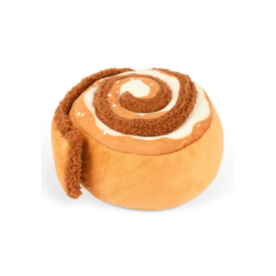 P.L.A.Y. Pup Cup Café Cinna-bone pluche hondenspeeltje in de vorm van een kaneelbroodje.