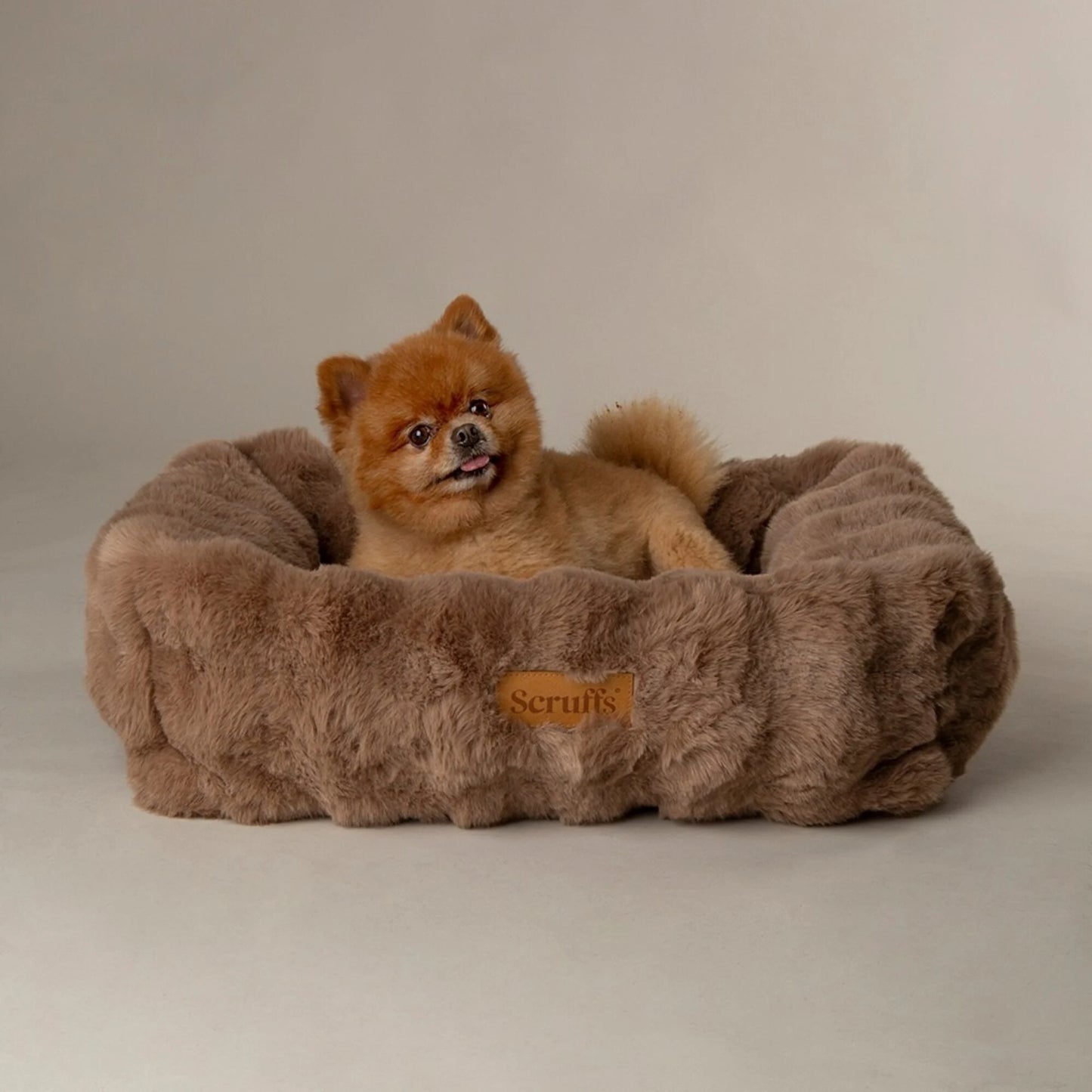 Scruffs Alpine Box Bed – Taupe, royaal en zacht