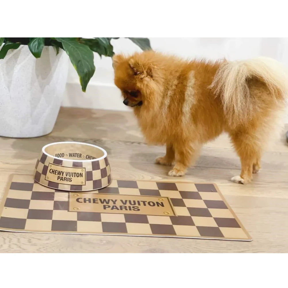 Checker Chewy Vuiton Placemat – Luxe Voerplaat in Ruitdessin