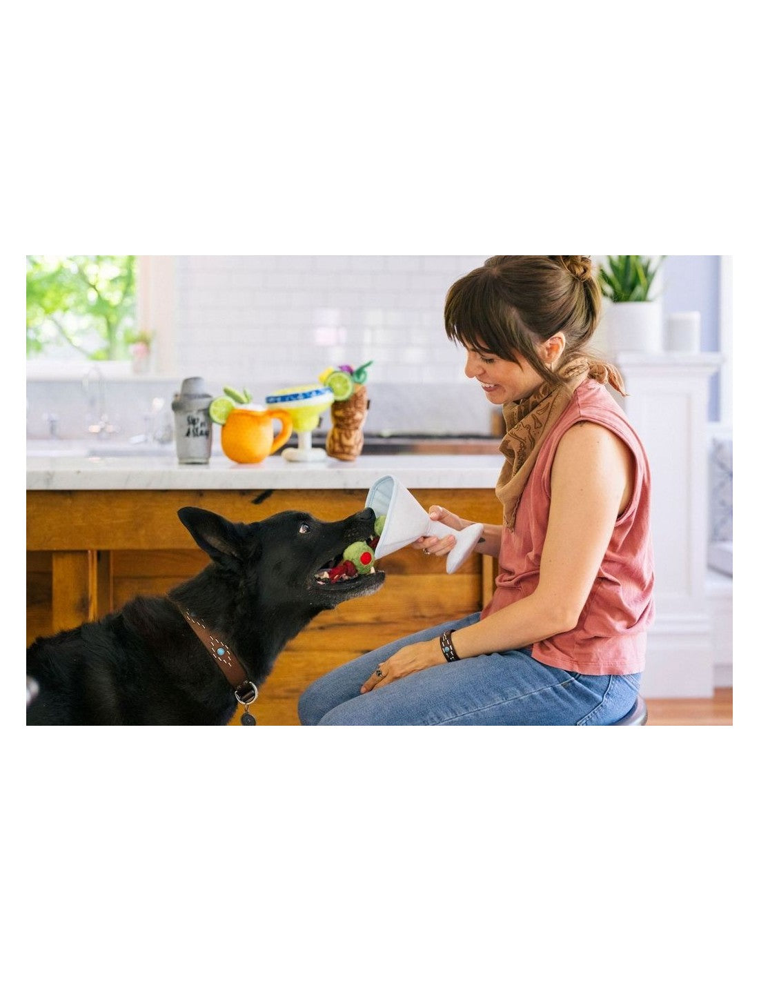 P.L.A.Y. Barktender Martini – Pluche Hondenspeeltje met Pieper & Kraakgeluid