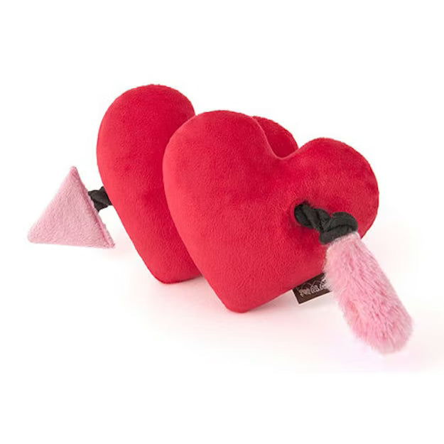 P.L.A.Y. Pet Puppy Love Fur-Ever Hearts hondenspeeltje met twee pluche hartjes aan een flostouw.